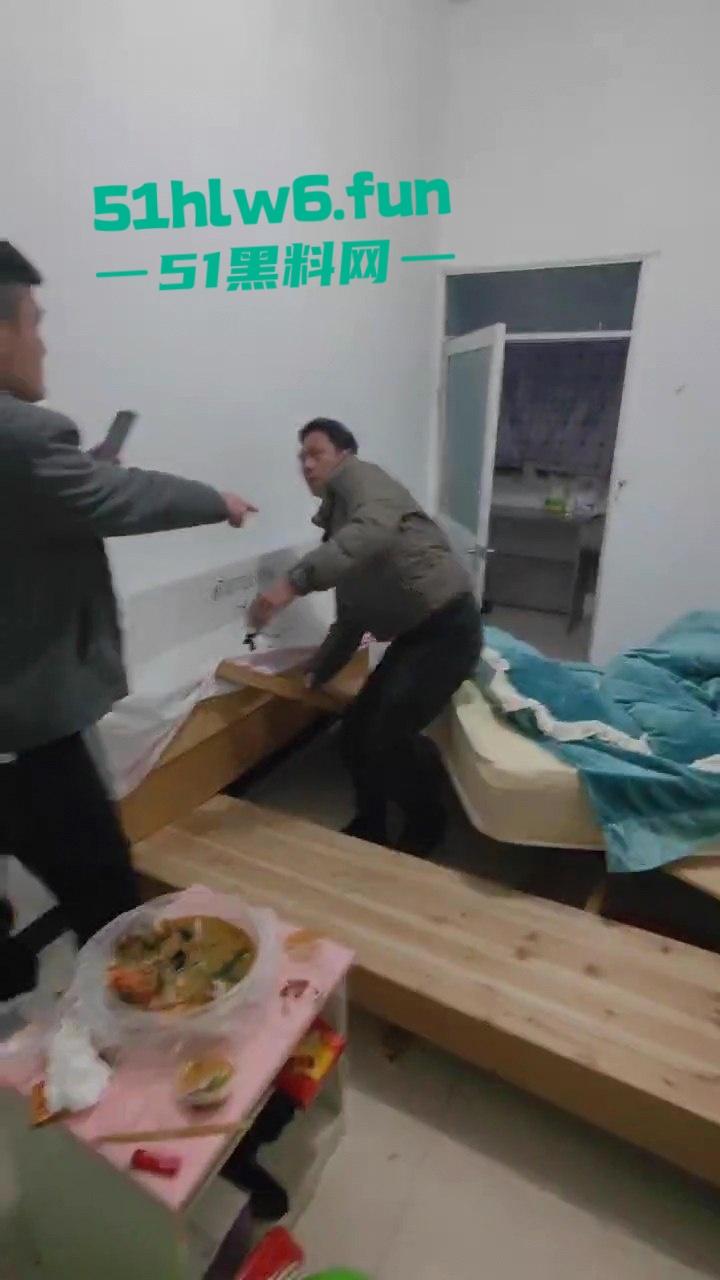 抓奸现场,妻子在外地打工出轨他人,丈夫携兄弟们上门捉奸,情夫竟然藏在床底下? 第2张 抓奸现场,妻子在外地打工出轨他人,丈夫携兄弟们上门捉奸,情夫竟然藏在床底下? 第2张