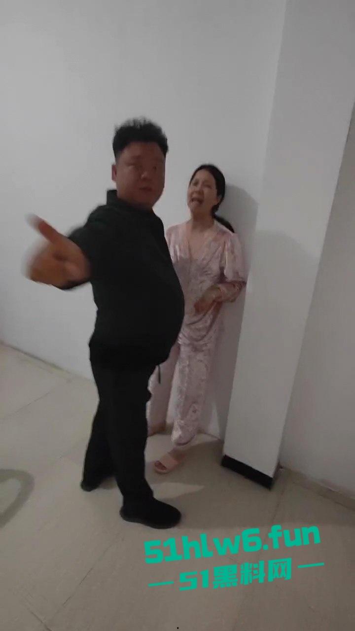 抓奸现场,妻子在外地打工出轨他人,丈夫携兄弟们上门捉奸,情夫竟然藏在床底下? 第3张 抓奸现场,妻子在外地打工出轨他人,丈夫携兄弟们上门捉奸,情夫竟然藏在床底下? 第3张