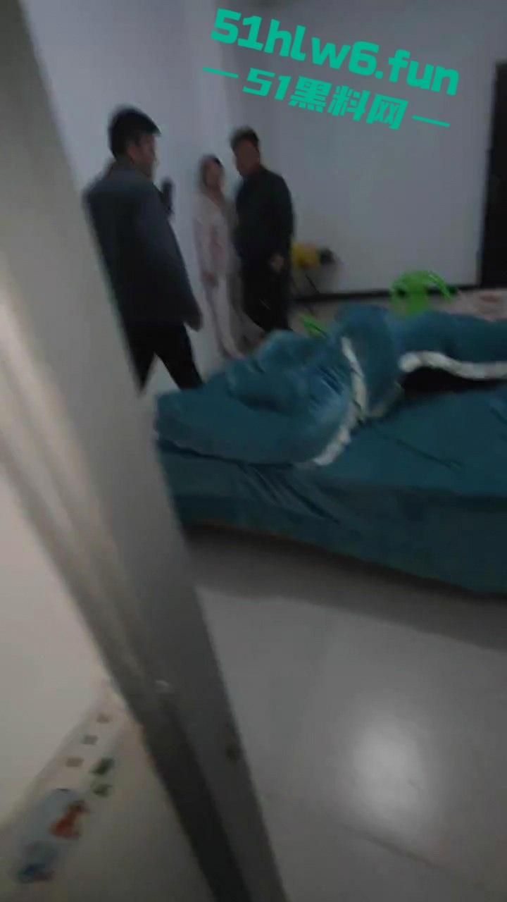 抓奸现场,妻子在外地打工出轨他人,丈夫携兄弟们上门捉奸,情夫竟然藏在床底下? 第4张 抓奸现场,妻子在外地打工出轨他人,丈夫携兄弟们上门捉奸,情夫竟然藏在床底下? 第4张