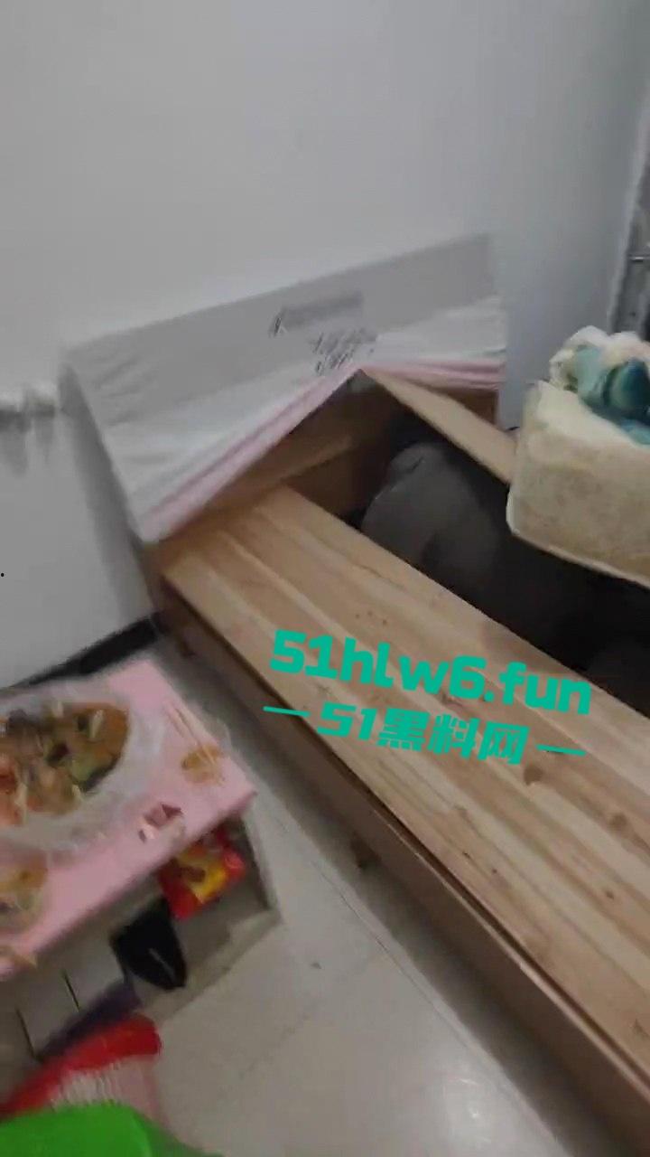 抓奸现场,妻子在外地打工出轨他人,丈夫携兄弟们上门捉奸,情夫竟然藏在床底下? 第5张 抓奸现场,妻子在外地打工出轨他人,丈夫携兄弟们上门捉奸,情夫竟然藏在床底下? 第5张