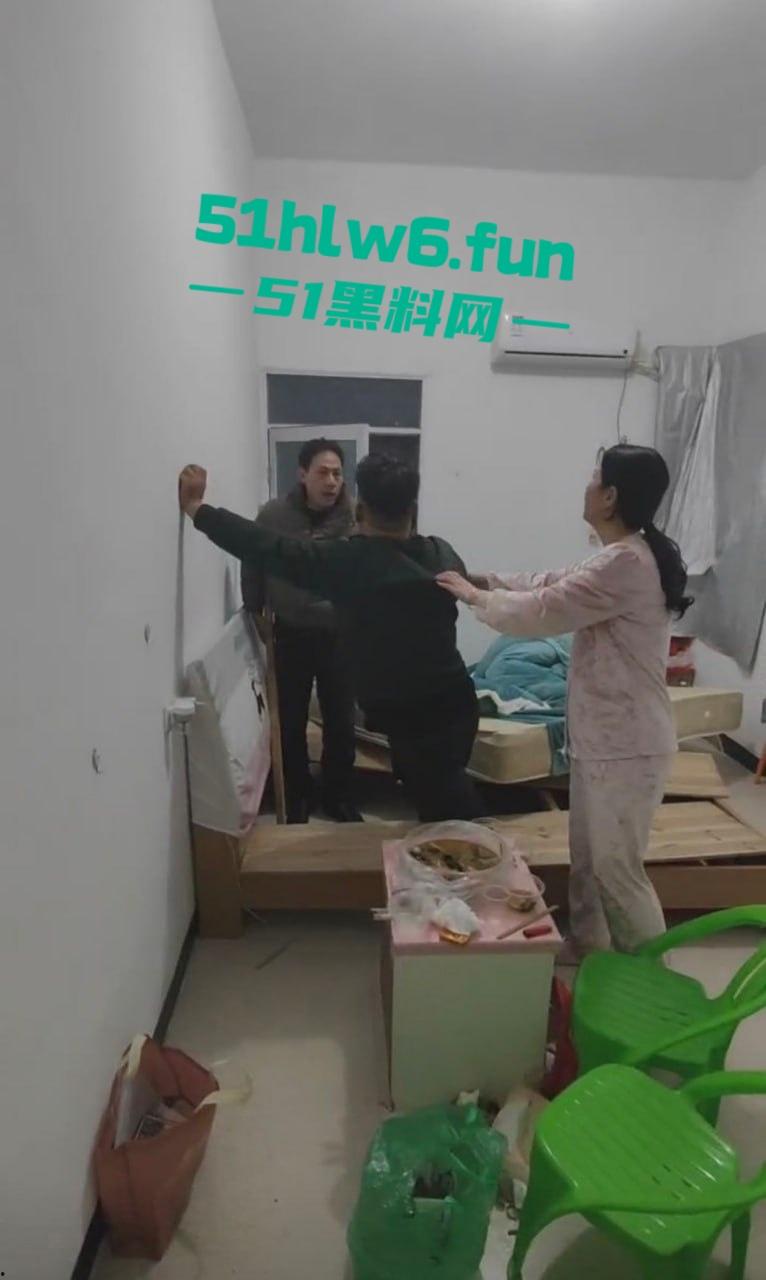 抓奸现场,妻子在外地打工出轨他人,丈夫携兄弟们上门捉奸,情夫竟然藏在床底下? 第7张 抓奸现场,妻子在外地打工出轨他人,丈夫携兄弟们上门捉奸,情夫竟然藏在床底下? 第7张