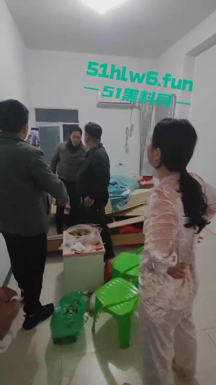 抓奸现场,妻子在外地打工出轨他人,丈夫携兄弟们上门捉奸,情夫竟然藏在床底下? 第8张 抓奸现场,妻子在外地打工出轨他人,丈夫携兄弟们上门捉奸,情夫竟然藏在床底下? 第8张