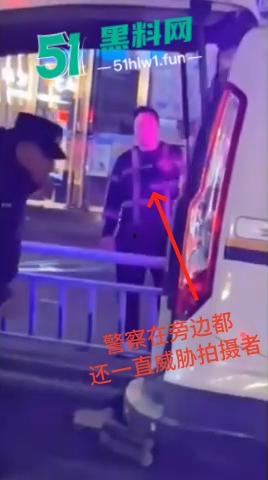 福建南平惊险一男子在夜宵摊用刀具不停地捅刺一女生，这种男子就会欺负小女生。  第2张