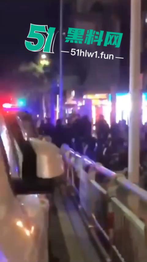 福建南平惊险一男子在夜宵摊用刀具不停地捅刺一女生，这种男子就会欺负小女生。  第4张