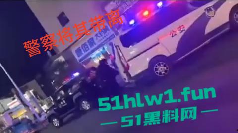 福建南平惊险一男子在夜宵摊用刀具不停地捅刺一女生，这种男子就会欺负小女生。  第8张