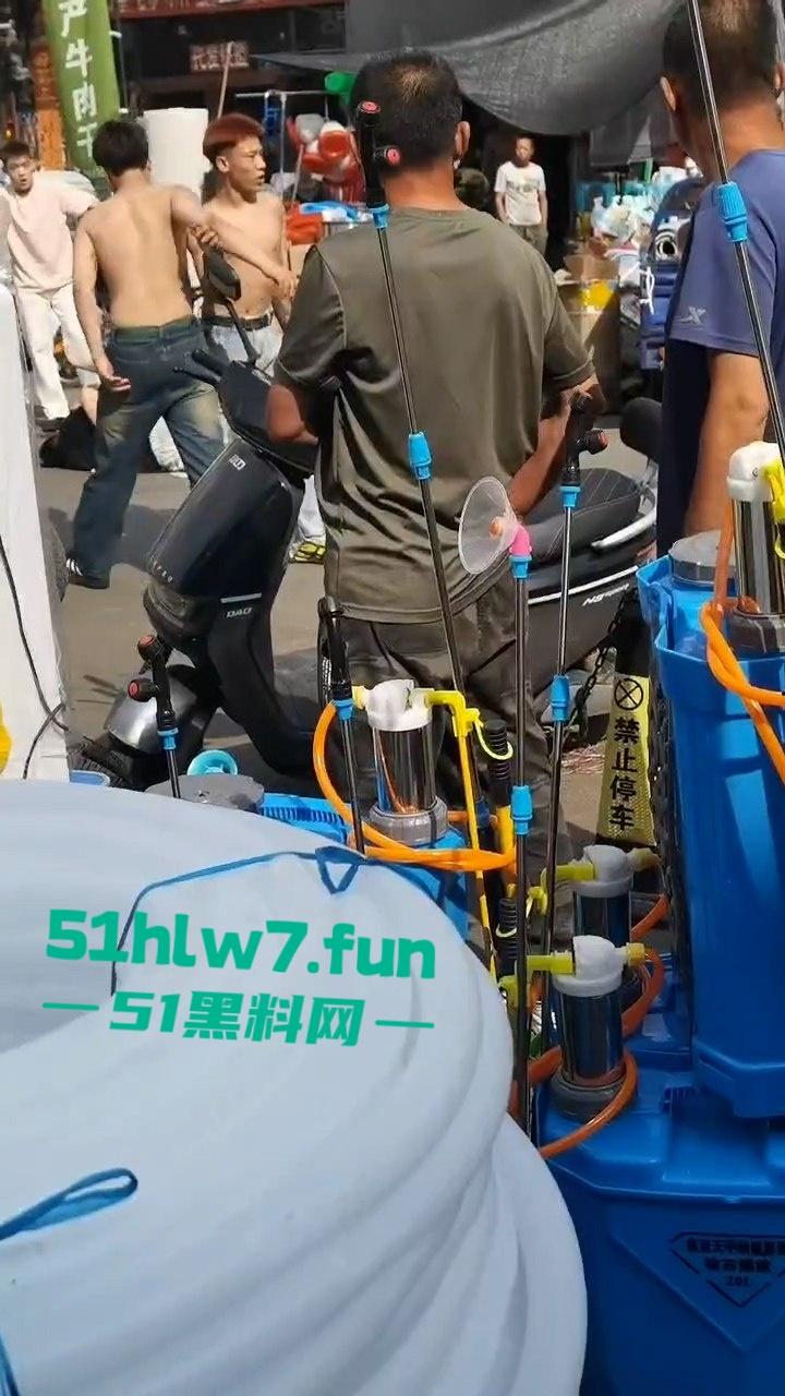 情侣街头误惹地痞流氓惨遭群殴,女友拼命拉架奈何小伙还是被砍数刀大街上躺板板。 第2张 情侣街头误惹地痞流氓惨遭群殴,女友拼命拉架奈何小伙还是被砍数刀大街上躺板板。 第2张