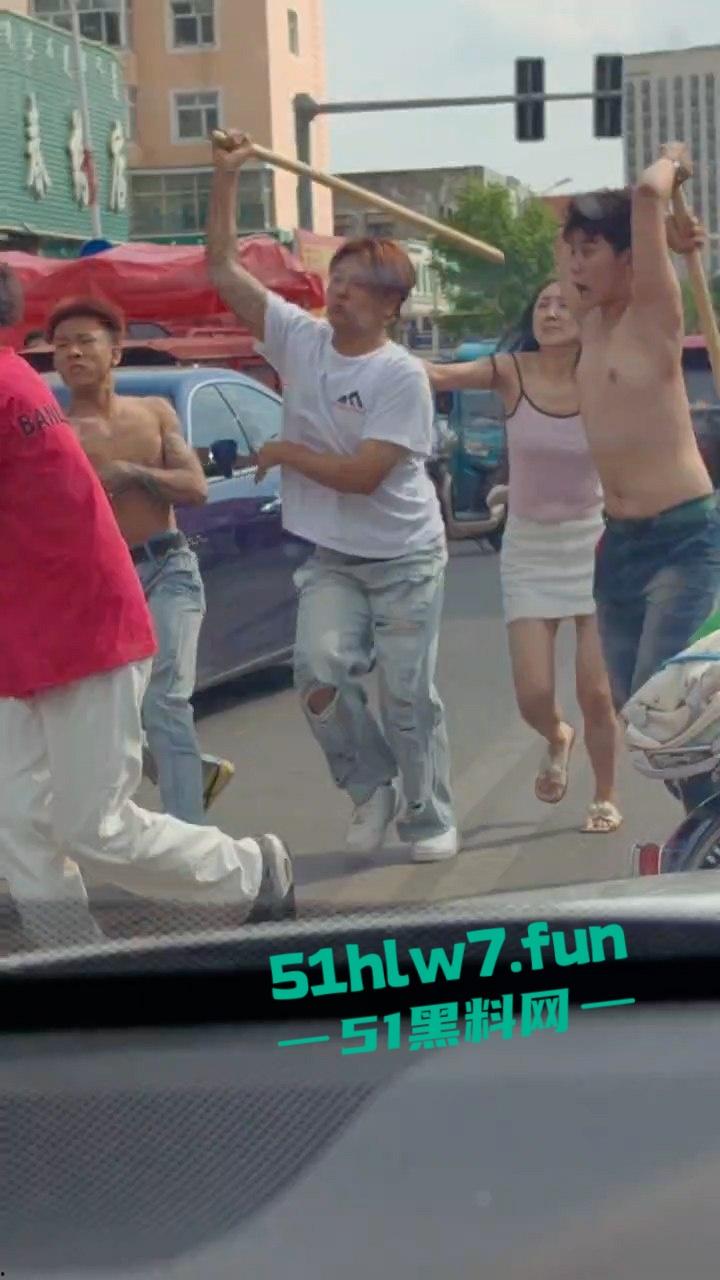 情侣街头误惹地痞流氓惨遭群殴,女友拼命拉架奈何小伙还是被砍数刀大街上躺板板。 第4张 情侣街头误惹地痞流氓惨遭群殴,女友拼命拉架奈何小伙还是被砍数刀大街上躺板板。 第4张