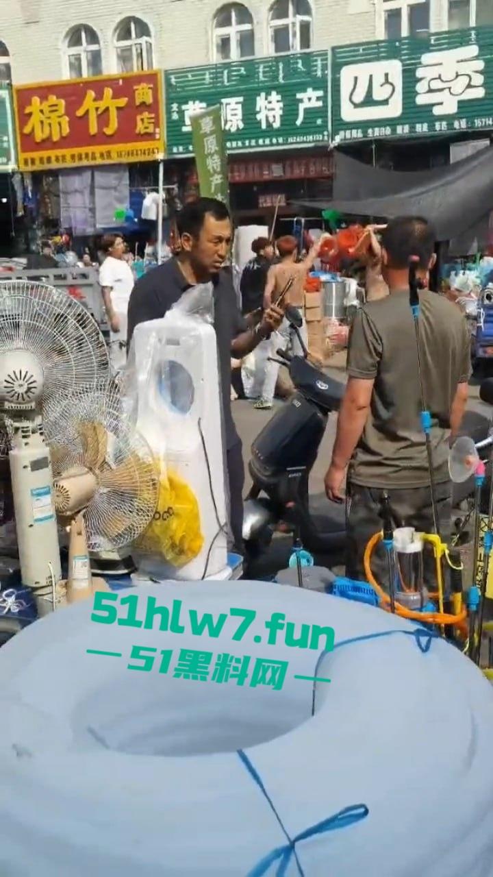 情侣街头误惹地痞流氓惨遭群殴,女友拼命拉架奈何小伙还是被砍数刀大街上躺板板。 第5张 情侣街头误惹地痞流氓惨遭群殴,女友拼命拉架奈何小伙还是被砍数刀大街上躺板板。 第5张