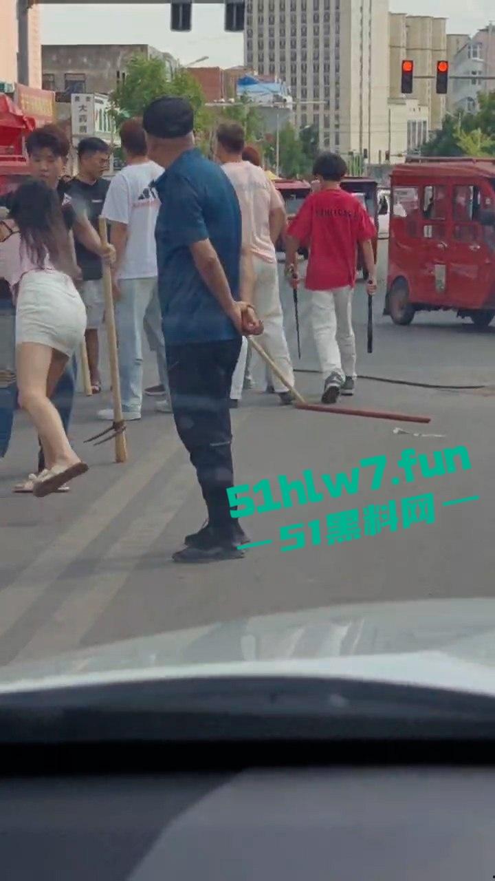 情侣街头误惹地痞流氓惨遭群殴,女友拼命拉架奈何小伙还是被砍数刀大街上躺板板。 第6张 情侣街头误惹地痞流氓惨遭群殴,女友拼命拉架奈何小伙还是被砍数刀大街上躺板板。 第6张