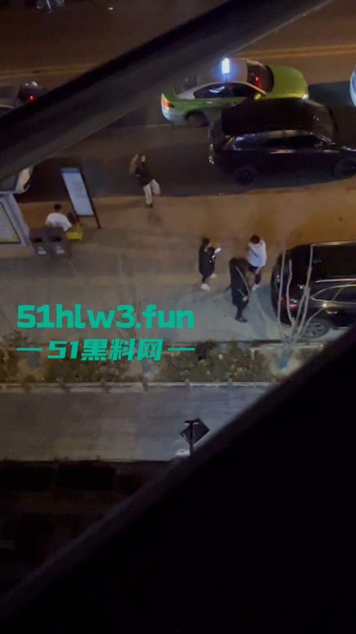 青岛嚣张小太妹醉酒打车辱骂司机被对方一拳KO,当场歇菜,实拍视频曝光! 第3张 青岛嚣张小太妹醉酒打车辱骂司机被对方一拳KO,当场歇菜,实拍视频曝光! 第3张