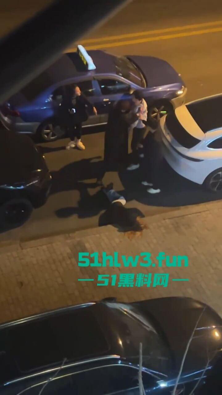 青岛嚣张小太妹醉酒打车辱骂司机被对方一拳KO,当场歇菜,实拍视频曝光! 第4张 青岛嚣张小太妹醉酒打车辱骂司机被对方一拳KO,当场歇菜,实拍视频曝光! 第4张