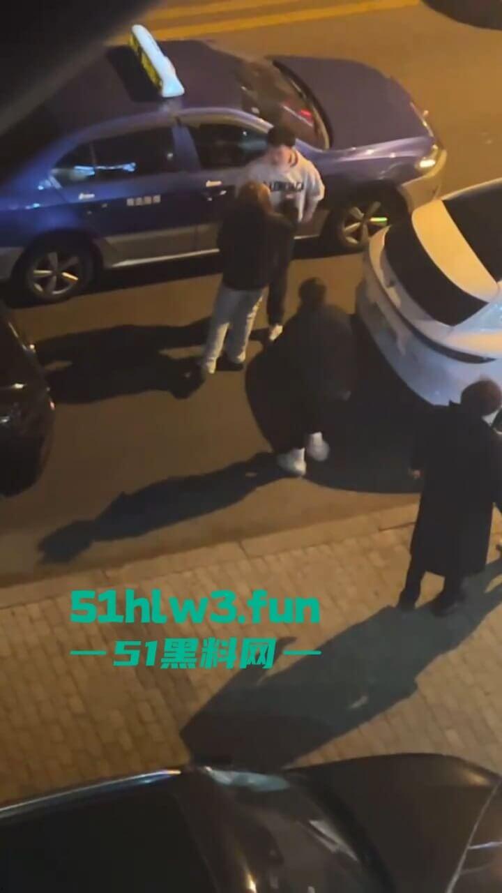青岛嚣张小太妹醉酒打车辱骂司机被对方一拳KO,当场歇菜,实拍视频曝光! 第5张 青岛嚣张小太妹醉酒打车辱骂司机被对方一拳KO,当场歇菜,实拍视频曝光! 第5张