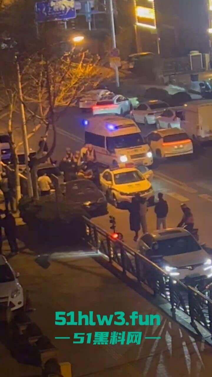 青岛嚣张小太妹醉酒打车辱骂司机被对方一拳KO,当场歇菜,实拍视频曝光! 第7张 青岛嚣张小太妹醉酒打车辱骂司机被对方一拳KO,当场歇菜,实拍视频曝光! 第7张