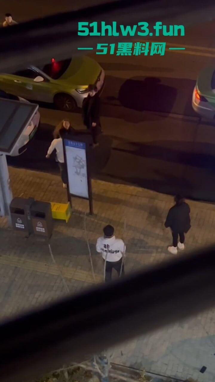 青岛嚣张小太妹醉酒打车辱骂司机被对方一拳KO,当场歇菜,实拍视频曝光! 第8张 青岛嚣张小太妹醉酒打车辱骂司机被对方一拳KO,当场歇菜,实拍视频曝光! 第8张