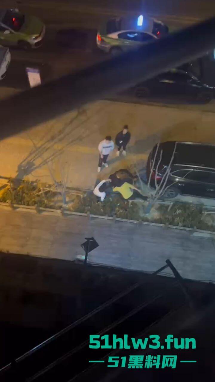 青岛嚣张小太妹醉酒打车辱骂司机被对方一拳KO,当场歇菜,实拍视频曝光! 第9张 青岛嚣张小太妹醉酒打车辱骂司机被对方一拳KO,当场歇菜,实拍视频曝光! 第9张