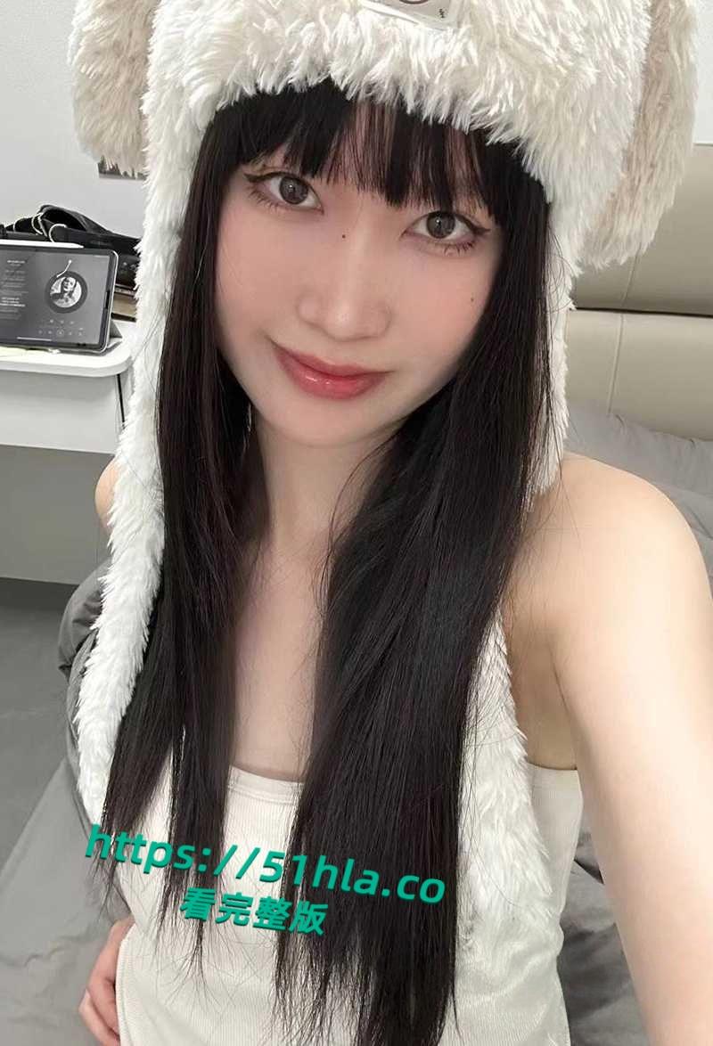 高颜值福利姬【银牌灌汤小笼包】自慰合集流出，性感美腿堪称完美炮架，花式自慰淫骚足交反差爆棚！  第1张