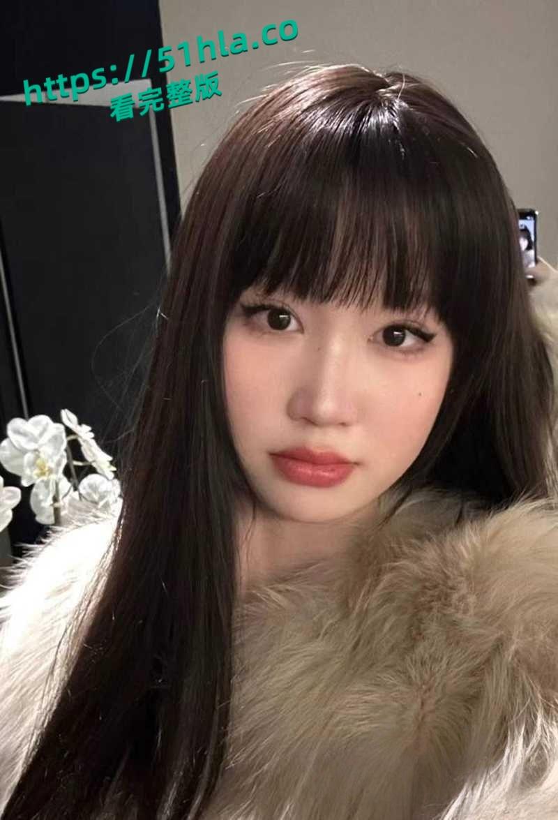 高颜值福利姬【银牌灌汤小笼包】自慰合集流出，性感美腿堪称完美炮架，花式自慰淫骚足交反差爆棚！  第2张