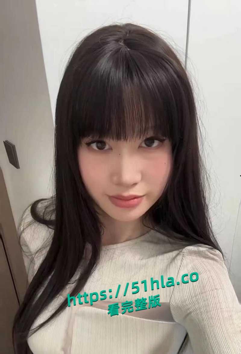 高颜值福利姬【银牌灌汤小笼包】自慰合集流出，性感美腿堪称完美炮架，花式自慰淫骚足交反差爆棚！  第3张