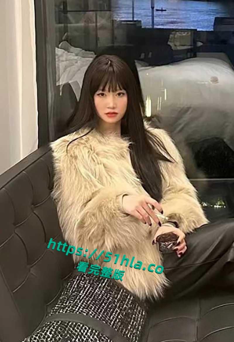 高颜值福利姬【银牌灌汤小笼包】自慰合集流出，性感美腿堪称完美炮架，花式自慰淫骚足交反差爆棚！  第4张