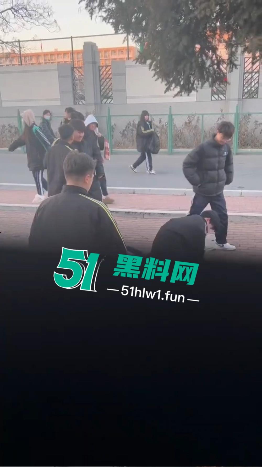 河北虎逼熊孩子打架出事，干破人头后脑勺摔出血，放学变血案现场，这事家长不赔都难！  第3张