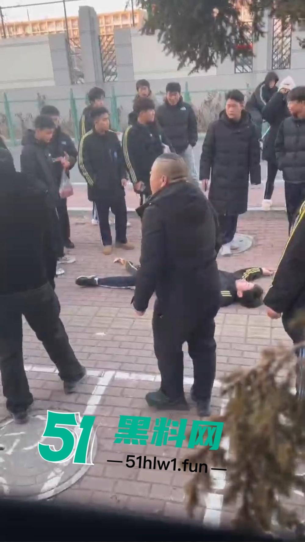 河北虎逼熊孩子打架出事，干破人头后脑勺摔出血，放学变血案现场，这事家长不赔都难！  第4张
