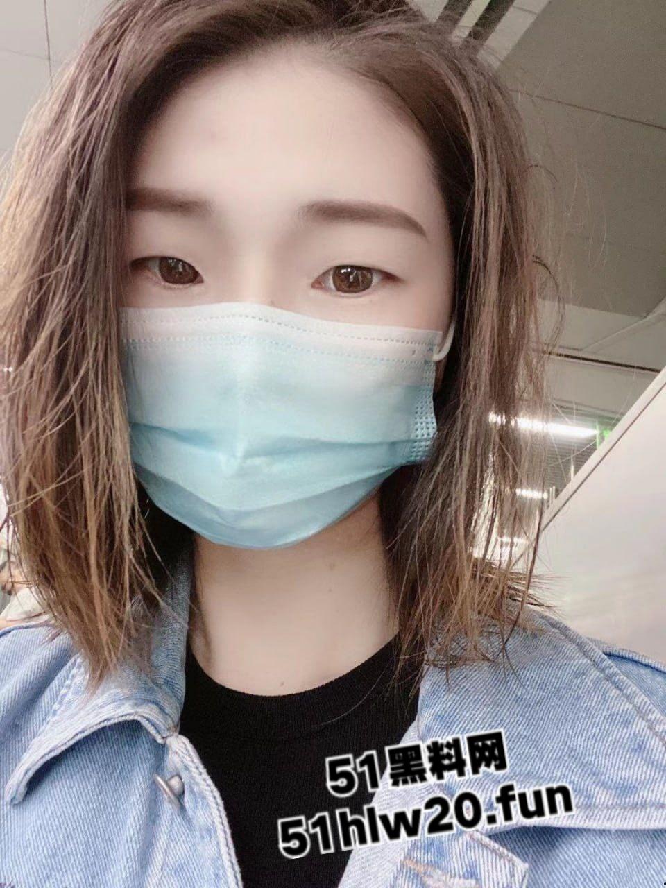 广西柳州职业学院,刚上大一的眼镜妹【杨艳艳】被大三学长拿下,酒店开房被操成母狗视频遭流出。 第1张 广西柳州职业学院,刚上大一的眼镜妹【杨艳艳】被大三学长拿下,酒店开房被操成母狗视频遭流出。 第1张