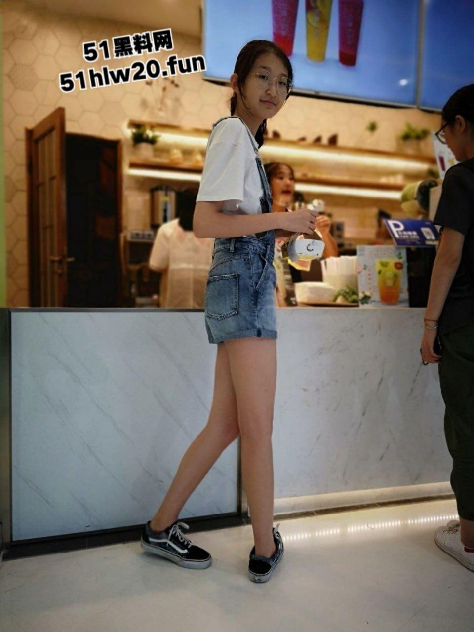 广西柳州职业学院,刚上大一的眼镜妹【杨艳艳】被大三学长拿下,酒店开房被操成母狗视频遭流出。 第4张 广西柳州职业学院,刚上大一的眼镜妹【杨艳艳】被大三学长拿下,酒店开房被操成母狗视频遭流出。 第4张