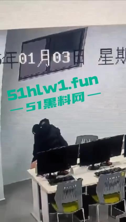 郑州商学院大瓜!一对情侣饥渴难耐在学院内多媒体室啪啪,监控下50秒激情视频曝光。 第3张 郑州商学院大瓜!一对情侣饥渴难耐在学院内多媒体室啪啪,监控下50秒激情视频曝光。 第3张