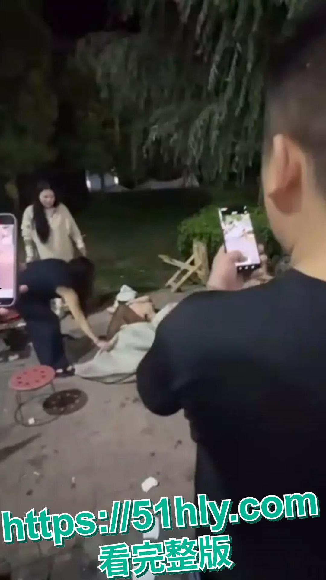 一夜之间，安徽合肥某夜市炸锅了！“裸体女侠”怒砸大排档。  第3张