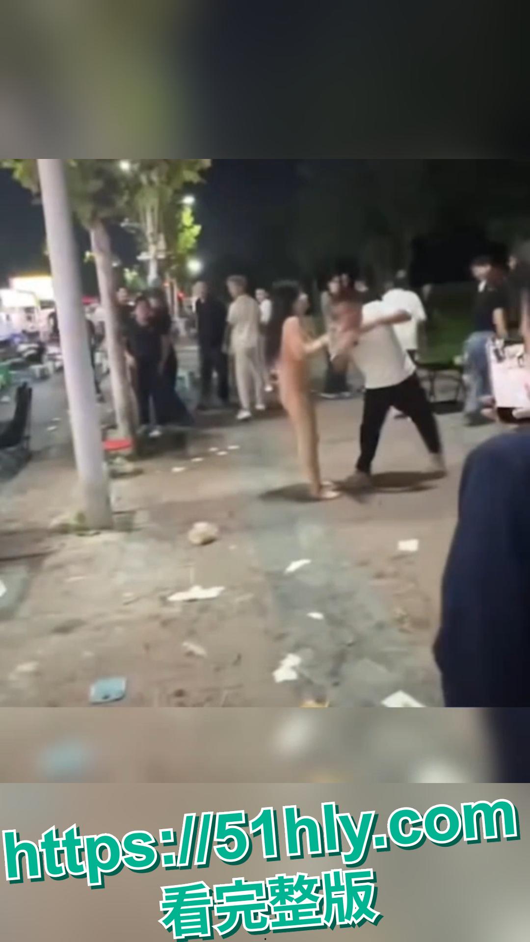 一夜之间，安徽合肥某夜市炸锅了！“裸体女侠”怒砸大排档。  第4张