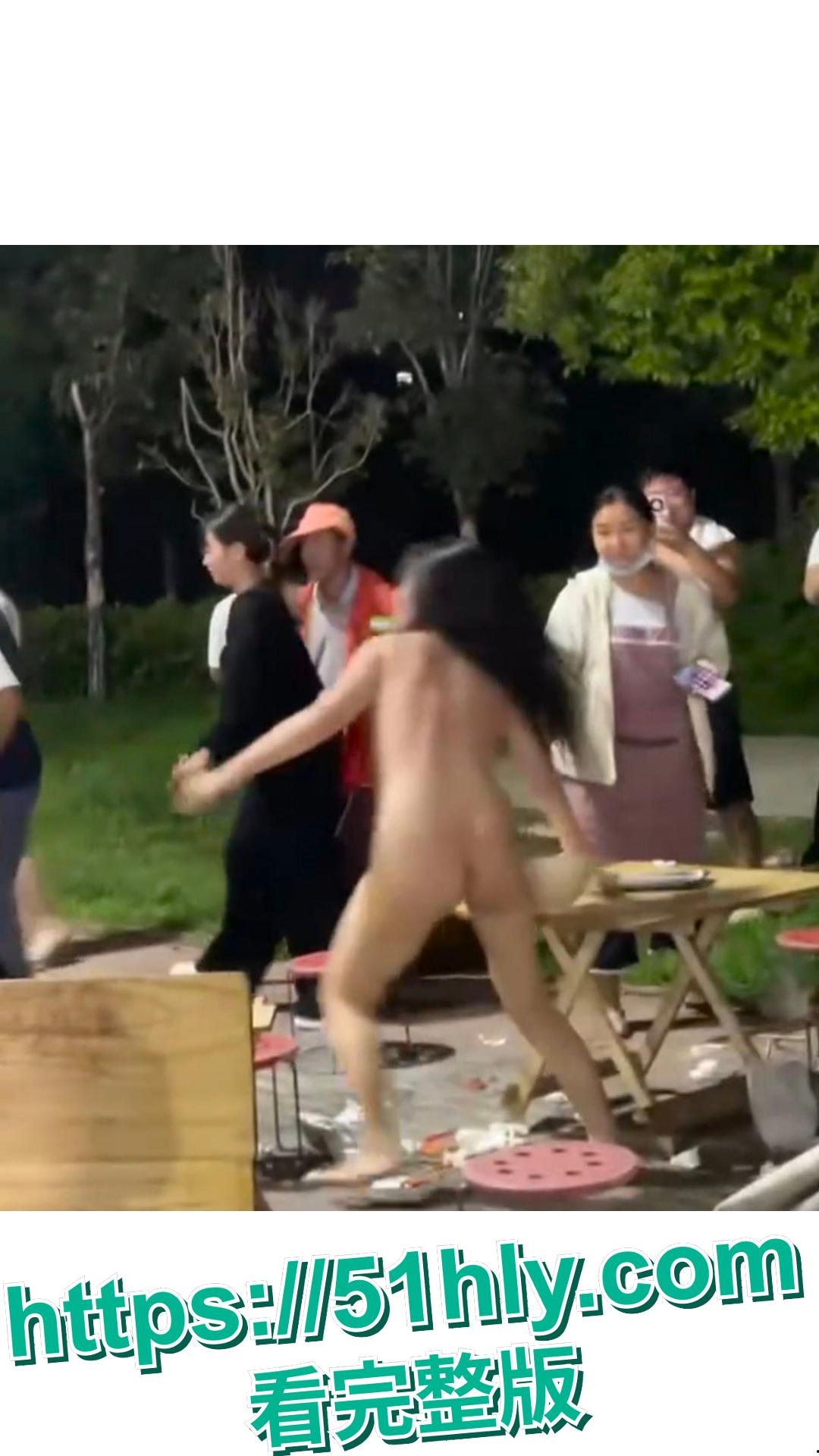 一夜之间，安徽合肥某夜市炸锅了！“裸体女侠”怒砸大排档。  第5张