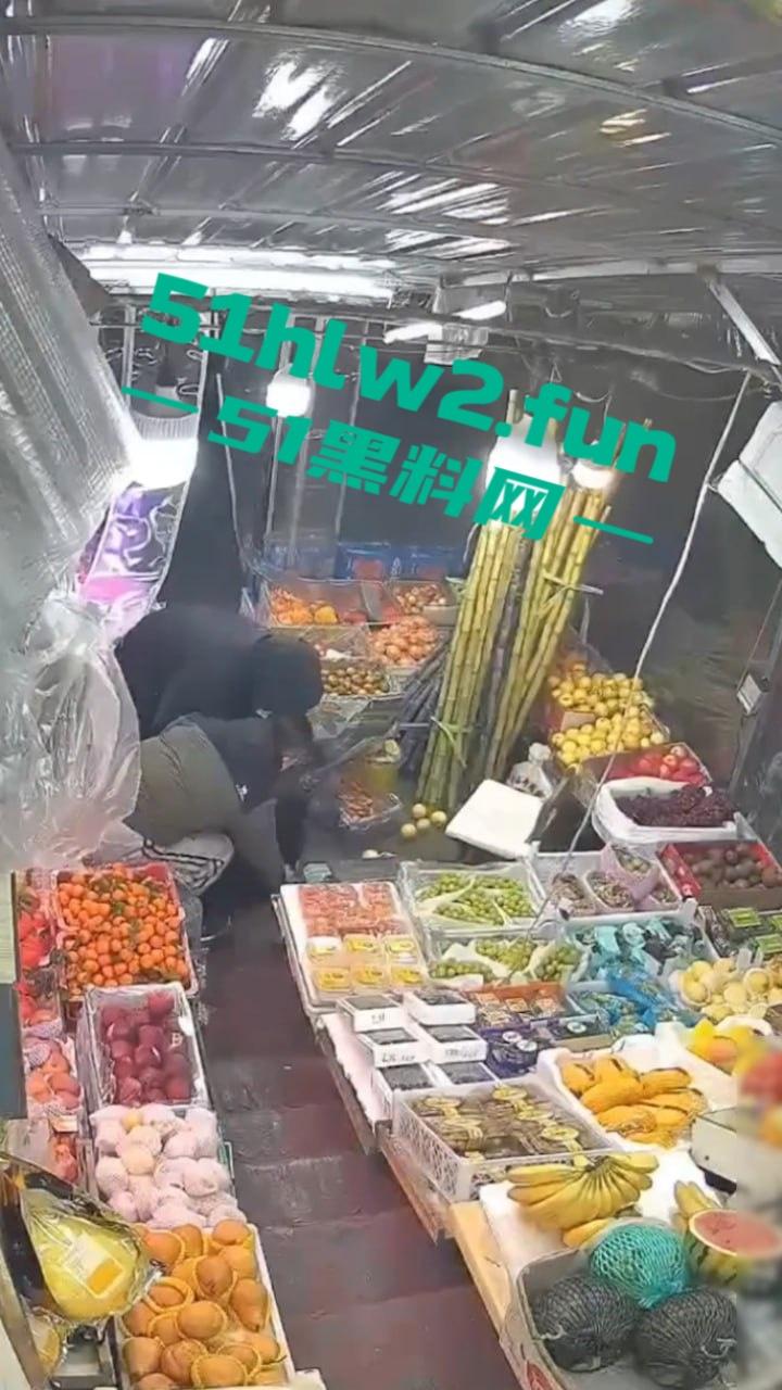 大连某水果店监控,恶意伤人事件曝光水果店老板不仅卖的贵,还缺斤少两以次充好被两男子报复砸摊。 第1张 大连某水果店监控,恶意伤人事件曝光水果店老板不仅卖的贵,还缺斤少两以次充好被两男子报复砸摊。 第1张