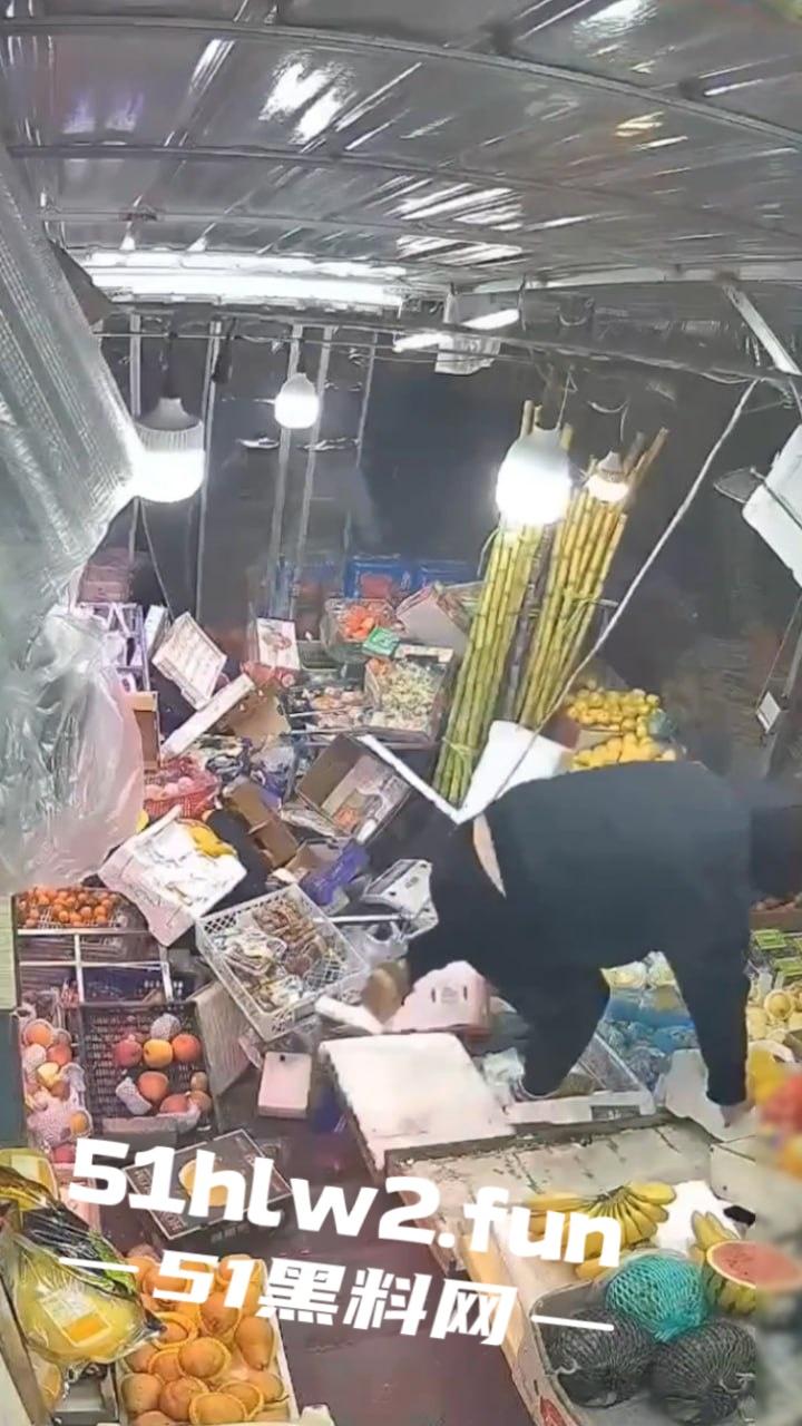 大连某水果店监控,恶意伤人事件曝光水果店老板不仅卖的贵,还缺斤少两以次充好被两男子报复砸摊。 第2张 大连某水果店监控,恶意伤人事件曝光水果店老板不仅卖的贵,还缺斤少两以次充好被两男子报复砸摊。 第2张