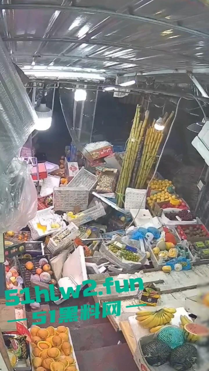大连某水果店监控,恶意伤人事件曝光水果店老板不仅卖的贵,还缺斤少两以次充好被两男子报复砸摊。 第3张 大连某水果店监控,恶意伤人事件曝光水果店老板不仅卖的贵,还缺斤少两以次充好被两男子报复砸摊。 第3张