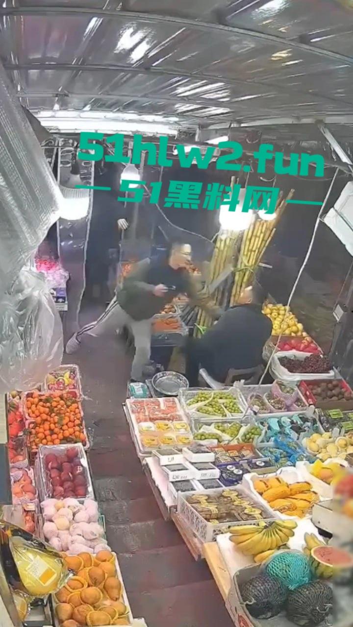 大连某水果店监控,恶意伤人事件曝光水果店老板不仅卖的贵,还缺斤少两以次充好被两男子报复砸摊。 第4张 大连某水果店监控,恶意伤人事件曝光水果店老板不仅卖的贵,还缺斤少两以次充好被两男子报复砸摊。 第4张