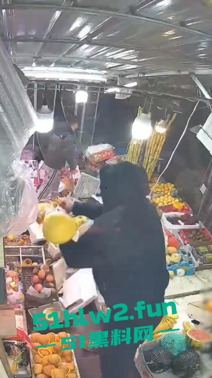 大连某水果店监控,恶意伤人事件曝光水果店老板不仅卖的贵,还缺斤少两以次充好被两男子报复砸摊。 第5张 大连某水果店监控,恶意伤人事件曝光水果店老板不仅卖的贵,还缺斤少两以次充好被两男子报复砸摊。 第5张