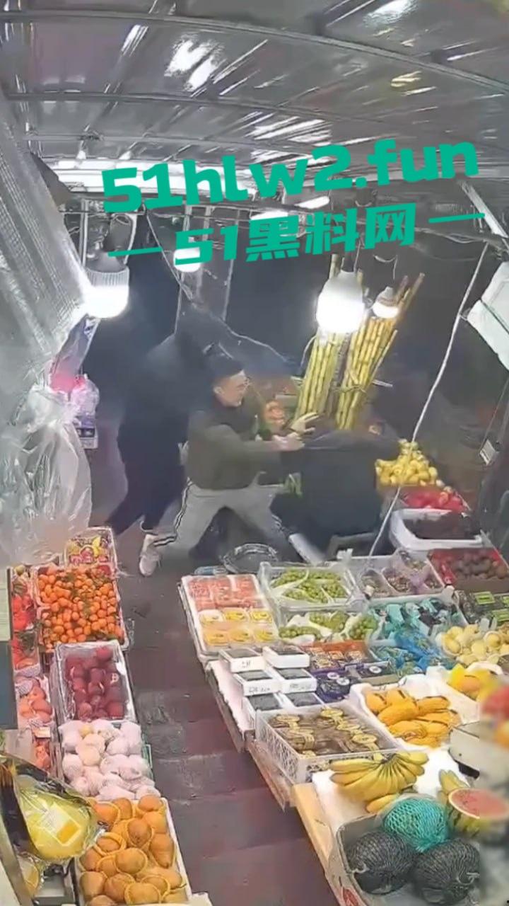 大连某水果店监控,恶意伤人事件曝光水果店老板不仅卖的贵,还缺斤少两以次充好被两男子报复砸摊。 第6张 大连某水果店监控,恶意伤人事件曝光水果店老板不仅卖的贵,还缺斤少两以次充好被两男子报复砸摊。 第6张