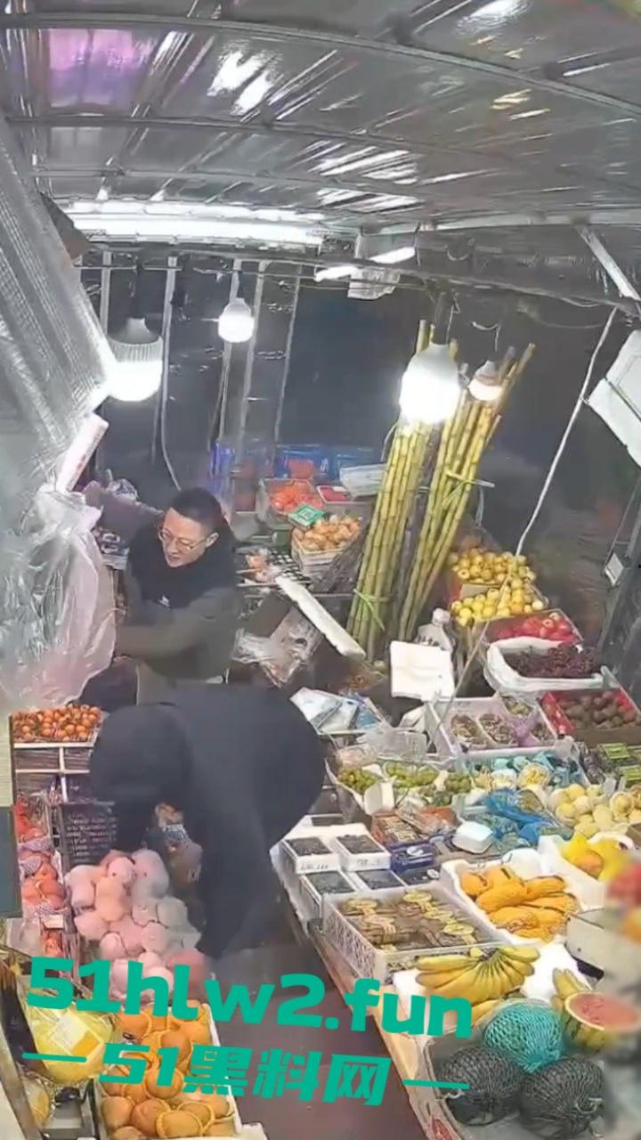 大连某水果店监控,恶意伤人事件曝光水果店老板不仅卖的贵,还缺斤少两以次充好被两男子报复砸摊。 第7张 大连某水果店监控,恶意伤人事件曝光水果店老板不仅卖的贵,还缺斤少两以次充好被两男子报复砸摊。 第7张