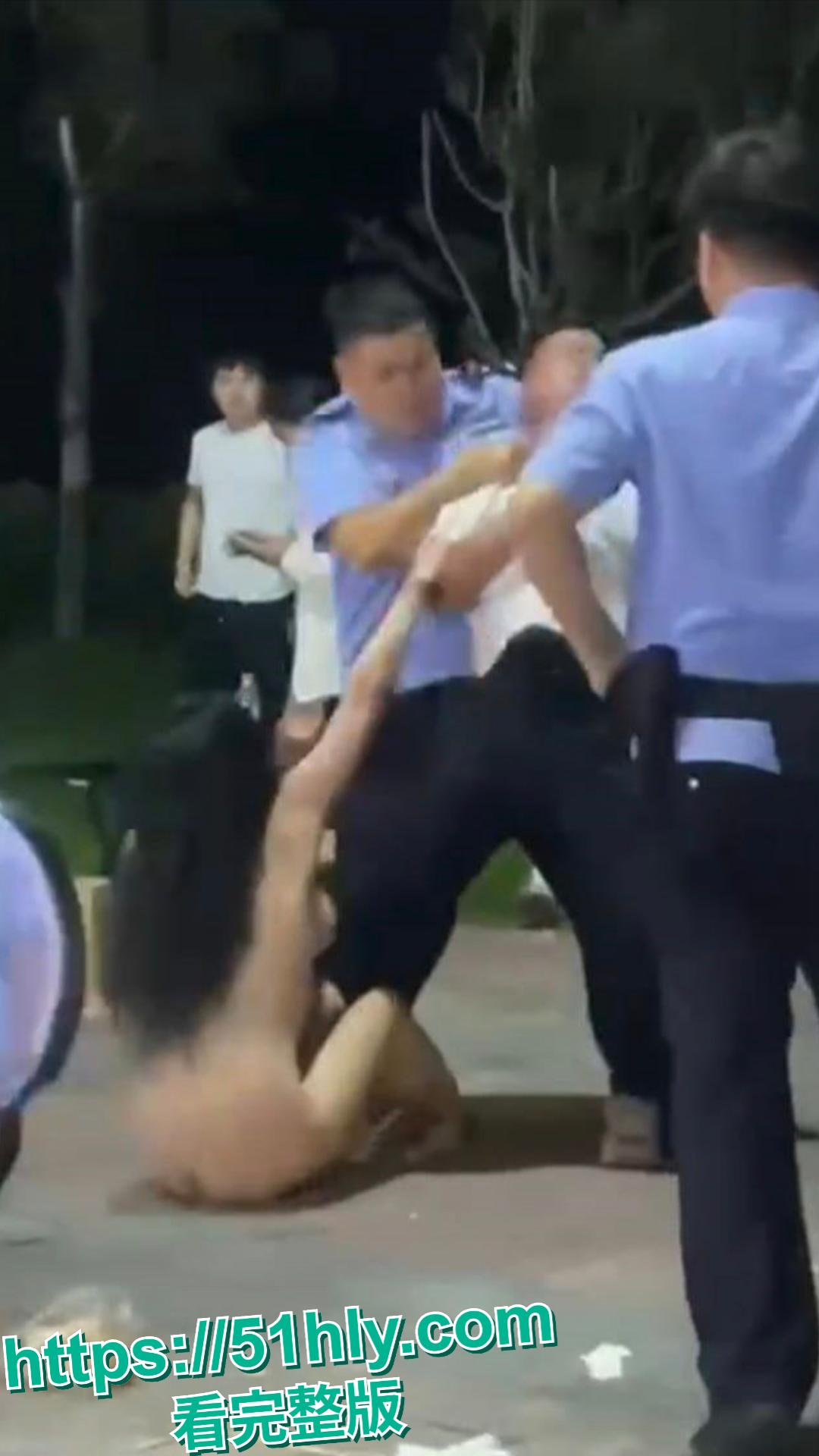 一夜之间，安徽合肥某夜市炸锅了！“裸体女侠”怒砸大排档。  第14张