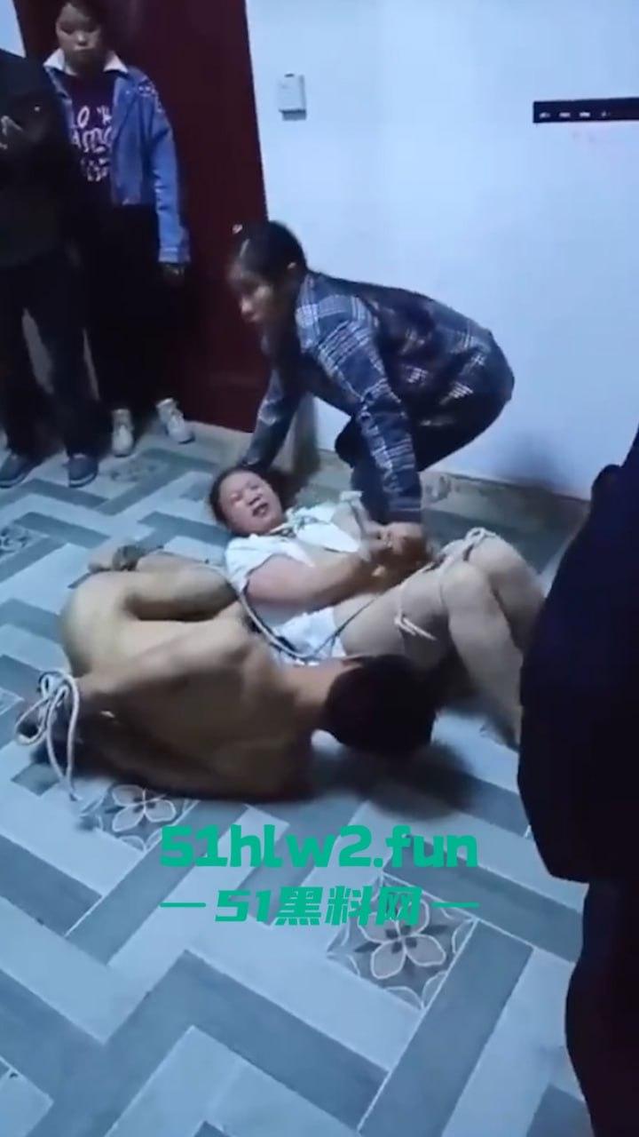 广西偷情狗男女关门偷啪被原配带人抓现行,奸夫淫妇裸身遭众人暴打后捆绑浸猪笼。 第6张 广西偷情狗男女关门偷啪被原配带人抓现行,奸夫淫妇裸身遭众人暴打后捆绑浸猪笼。 第6张