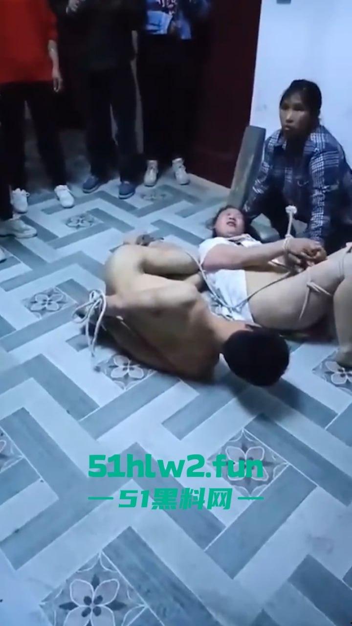 广西偷情狗男女关门偷啪被原配带人抓现行,奸夫淫妇裸身遭众人暴打后捆绑浸猪笼。 第7张 广西偷情狗男女关门偷啪被原配带人抓现行,奸夫淫妇裸身遭众人暴打后捆绑浸猪笼。 第7张