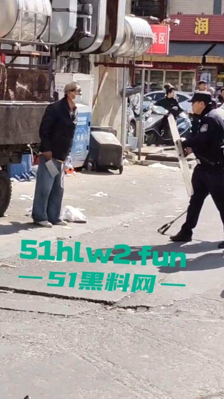 汕尾市海丰县持刀匪徒和帽子叔叔对峙被抓,王某抢劫犯此前有吸毒史逮捕现场视频曝光。 第1张 汕尾市海丰县持刀匪徒和帽子叔叔对峙被抓,王某抢劫犯此前有吸毒史逮捕现场视频曝光。 第1张