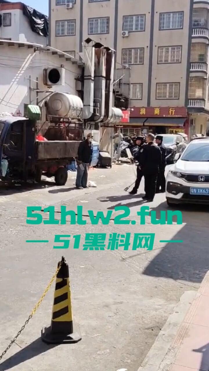 汕尾市海丰县持刀匪徒和帽子叔叔对峙被抓,王某抢劫犯此前有吸毒史逮捕现场视频曝光。 第3张 汕尾市海丰县持刀匪徒和帽子叔叔对峙被抓,王某抢劫犯此前有吸毒史逮捕现场视频曝光。 第3张