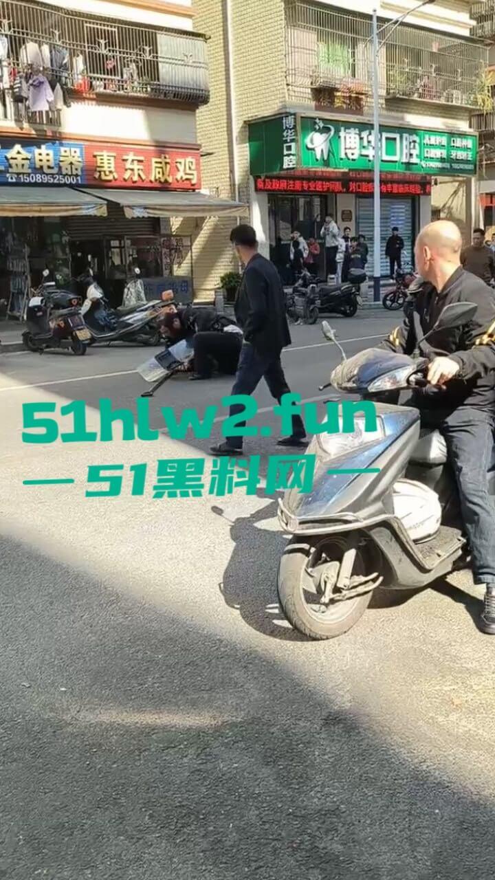 汕尾市海丰县持刀匪徒和帽子叔叔对峙被抓,王某抢劫犯此前有吸毒史逮捕现场视频曝光。 第4张 汕尾市海丰县持刀匪徒和帽子叔叔对峙被抓,王某抢劫犯此前有吸毒史逮捕现场视频曝光。 第4张