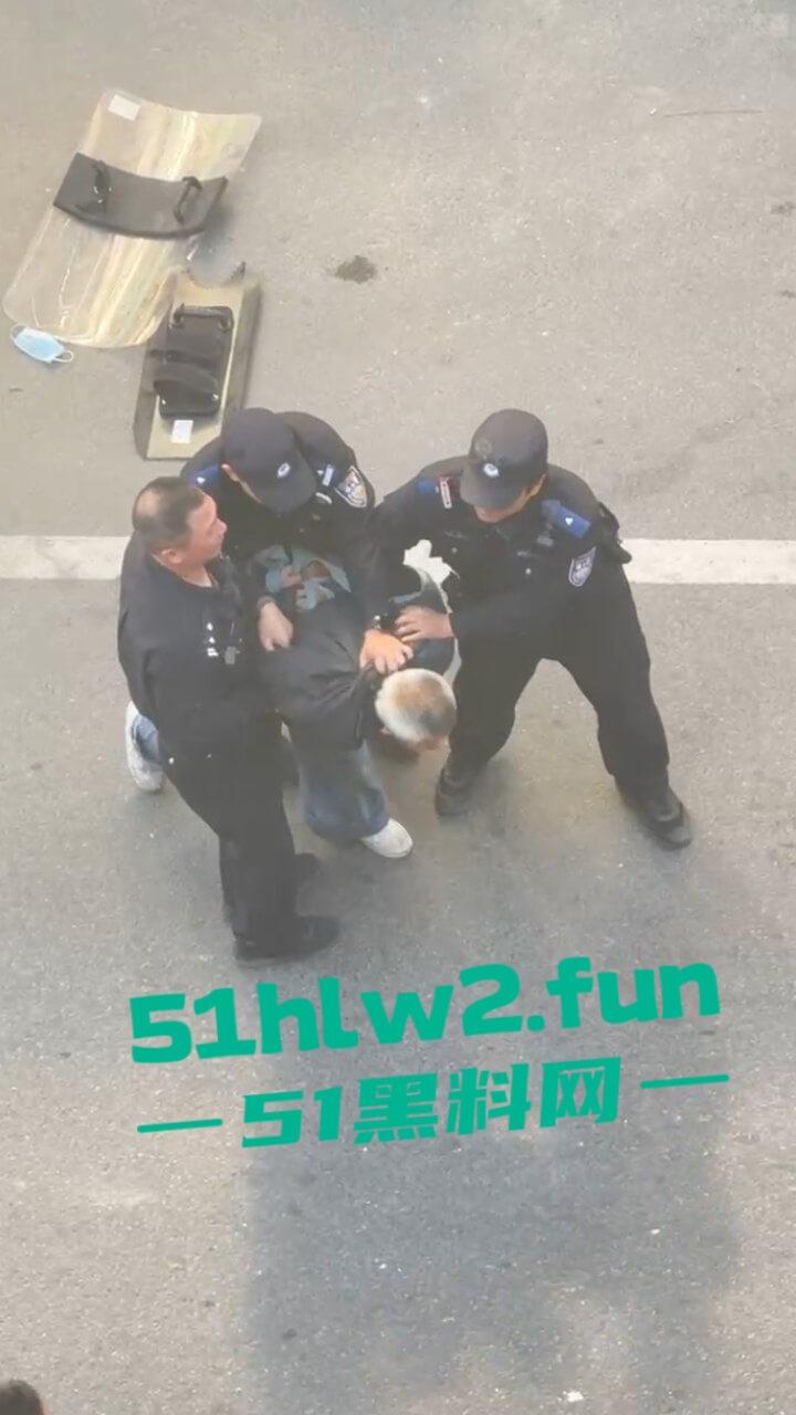 汕尾市海丰县持刀匪徒和帽子叔叔对峙被抓,王某抢劫犯此前有吸毒史逮捕现场视频曝光。 第5张 汕尾市海丰县持刀匪徒和帽子叔叔对峙被抓,王某抢劫犯此前有吸毒史逮捕现场视频曝光。 第5张