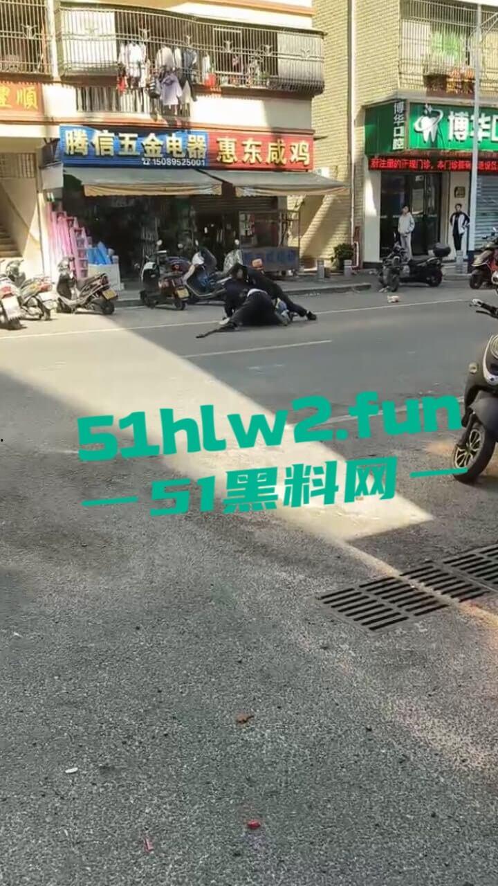 汕尾市海丰县持刀匪徒和帽子叔叔对峙被抓,王某抢劫犯此前有吸毒史逮捕现场视频曝光。 第6张 汕尾市海丰县持刀匪徒和帽子叔叔对峙被抓,王某抢劫犯此前有吸毒史逮捕现场视频曝光。 第6张