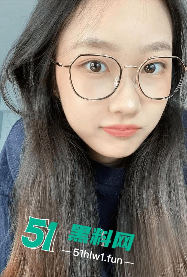 武汉服装学院大三骚货学生【刘宝妍】在宿舍内大胆下海黄播自慰，全程卖骚挑逗想勾引金主。  第2张