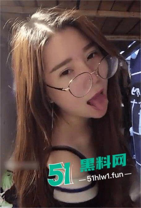 武汉服装学院大三骚货学生【刘宝妍】在宿舍内大胆下海黄播自慰，全程卖骚挑逗想勾引金主。  第3张