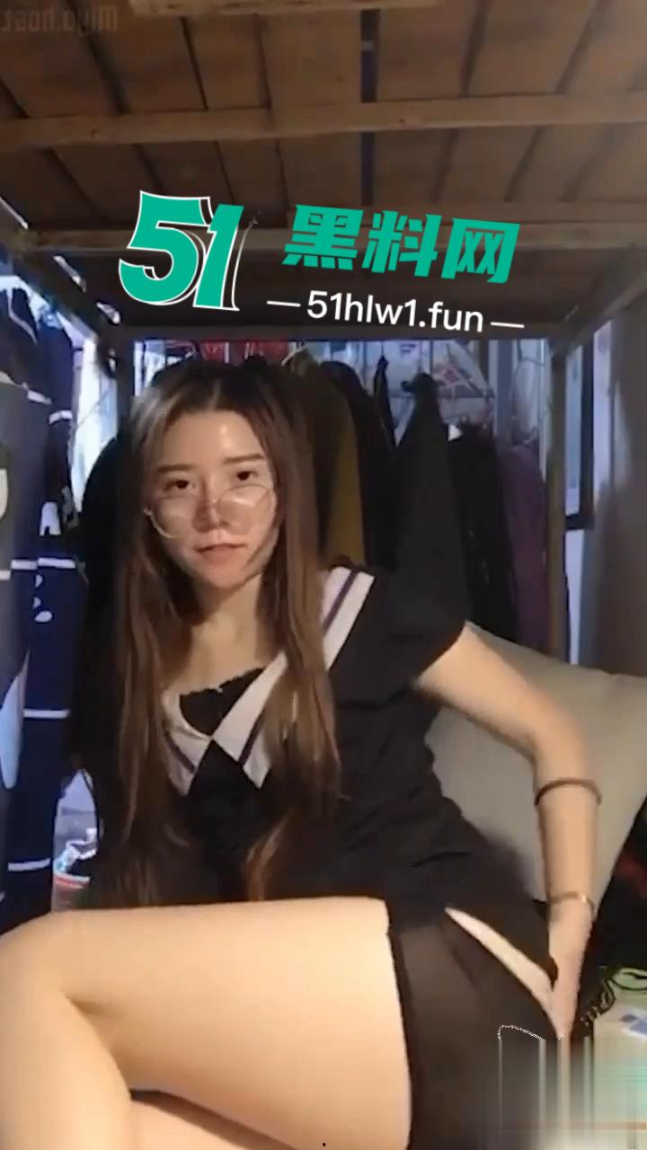 武汉服装学院大三骚货学生【刘宝妍】在宿舍内大胆下海黄播自慰，全程卖骚挑逗想勾引金主。  第4张