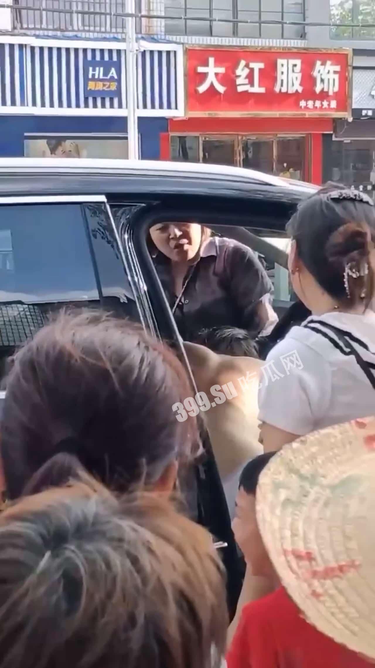 安徽六安抓奸小三被扒衣 抖音账号曝光  第1张